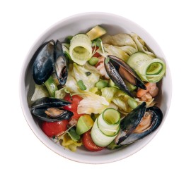 Салат с морепродуктами и заправкой "Маракуйя"